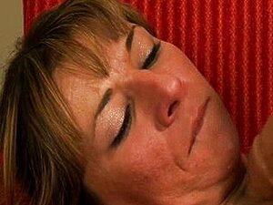 Patricia steckt sich kaum riesige Dildos in die Muschi