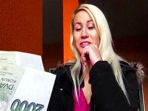 Die tschechische Schlampe Yenna Pussy wird für Geld durchgefickt