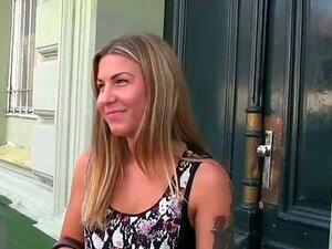 Tschechische blonde Amateurin wird im Park in der Öffentlichkeit