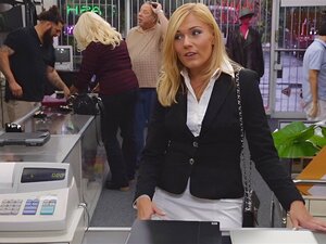 Ова секси плавуша дошла је у моју