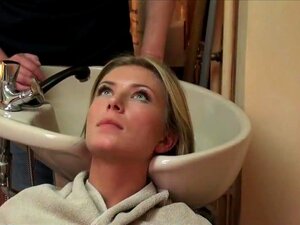 Lange blonde Haare rückwärts Shampoonieren,