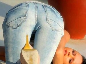 Schwarzhaarige Schlampe posiert nackt im Freien