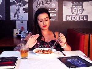 Orgasmi multipli in un ristorante pubblico