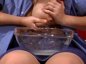 Asiatische Titten laktieren