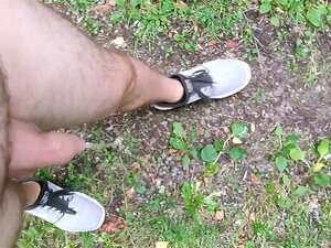 Nacktspaziergang im park beim Pinkeln