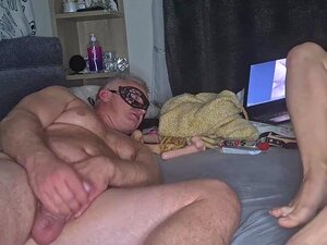 Maskierter Hengst und die Frau seines besten Verbündeten masturbieren