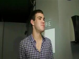 Uomo legato in un gangbang scopato