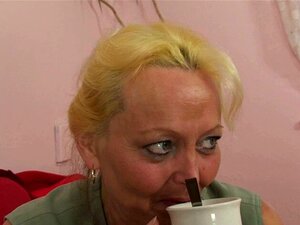 Alte blonde Oma gibt ihre behaarte Fotze auf. Alte blonde Oma gab ihre