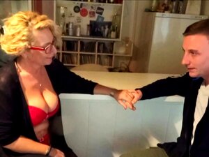 Deutsche Mama überrascht ihren Stiefsohn mit einem Blowjob und