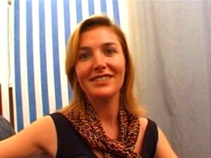 La fidanzata amatoriale bendata succhia e scopa