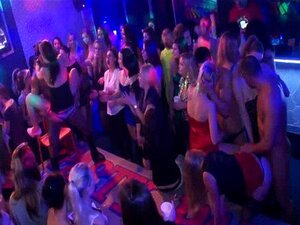 Sexy europarty-babes suger på kuk
