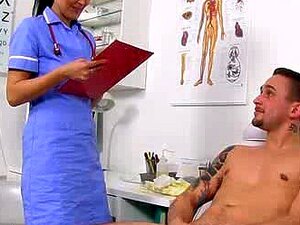 Arzt-Patienten-Handjob mit dünner Milf Nora