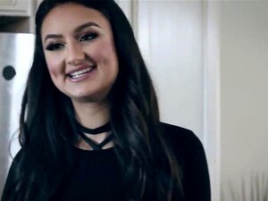 Het kontorsflicka Eliza Ibarra konfronterar sin avundsjuka kollega