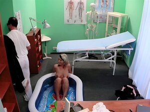 Schwangeres Baby von ihrem Arzt im falschen Krankenhaus gefickt.