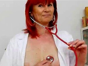 Gut aussehende rothaarige reife Krankenschwestern solo