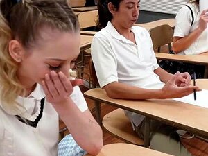 Katie Kush och Lily Larimar verkar bara inte kunna fokusera i klassen