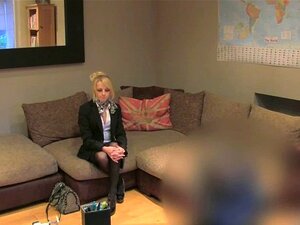 Sukkahousuinen brittiläinen amatööri seksikoe-esiintymisessä