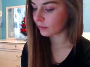 Слатка девојка се игра прстима - део 2.