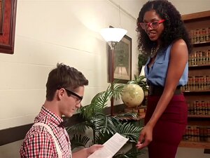 Sexy lockiger Ebenholz-Shemale-Schrumpf Lotus Lane otk verprügelt den