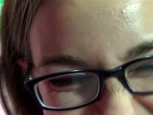 Porno-Skank bekommt einen Cumshot. Porno-SkANK bekommt einen Cumshot