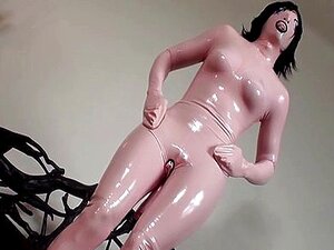Mädchen auf Latex wird verrückt, indem sie ihren Körper reibt