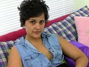 MILF mit einem geilen Arsch zieht sich aus