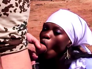 Afrikanische Maid lässt sich draußen den Schwanz lutschen