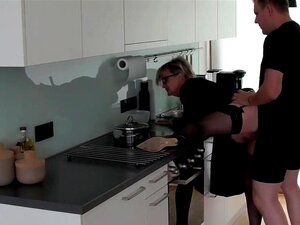 Deutsche Oma rasiert sich ihre Muschi