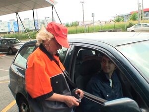 Vieille blonde satisfait deux inconnus dans les champs