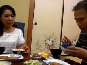 Erstaunliche asiatische verheiratete Frau mit einem erstaunlichen