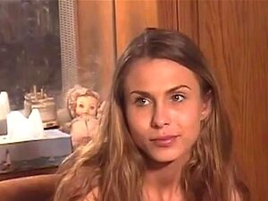 Η Raena Rains είναι μια ξανθιά ερασιτέχνης