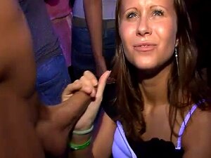 Lesben und heiße Bjs auf einer CFNM-Party