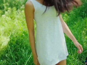 Petite russische Model Cira Nerri solo Striptease für Playboy und