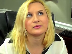 Verführerische Sekretärin erfüllt ihrem anspruchsvollen Chef mit
