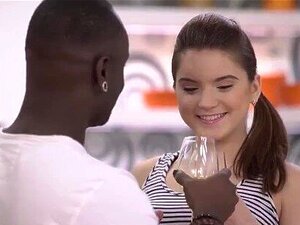 Brünette Tussi ist nicht allein, weil der Schwarze rechtzeitig