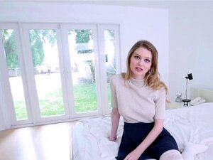 Stoute schat geeft toe aan haar geile stiefbroer dat ze een stripper