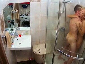 Heiße, dünne Ehefrau wird hart unter der Dusche gefickt. Geiles Paar