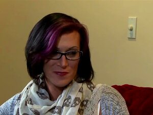 Trans-Babe wird mit Sperma bespritzt