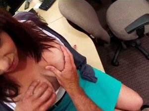 Hausfrau baut ihre Muschi und wird im Bauernladen gefickt. Milf mit