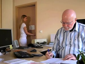 Frische Sekretärin fickt alten Mann, Chef fickt schönes Mädchen