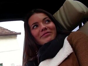 Hübsche Anhalterin hat einen geilen Arsch