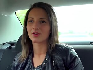 Tschechische Schlampe Nicolette Noir an der Bushaltestelle geschnappt