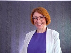 Punapää Nymfo Julie Holly Saa Kasvojen