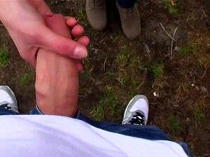 Amateur-Europäische Schlampe wird im Park für Geld gefickt