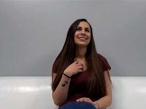 Wunderschöne 19-jährige Schönheit mit riesigen natürlichen Titten