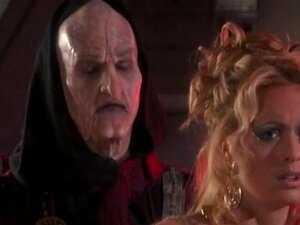 Weltraumschlampe Stormy wird in Spacenuts die XXX-Parodie gefickt