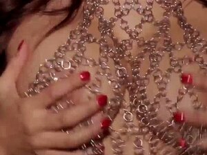 Yksinäinen glamourmimmi sormettaa pilluaan