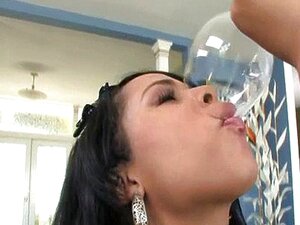 Shemale Naughty Nadia BJ och dricker sperma
