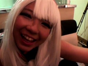 Japanische Cosplay-Babe wird in einem Gangbang vollgespritzt
