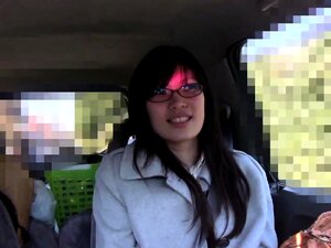Sexy Japanse MILF met bril schuurt pik in POV-seks